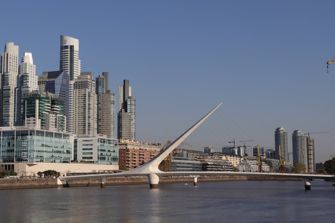 Puente de la Mujer y edificios de Puerto Madero, Buenos Aires.